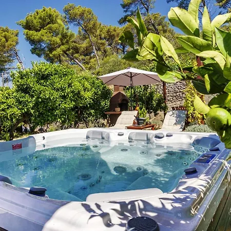 Karina - Unique Location With Jacuzzi Split