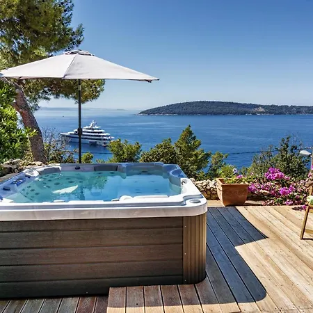 Karina - Unique Location With Jacuzzi *